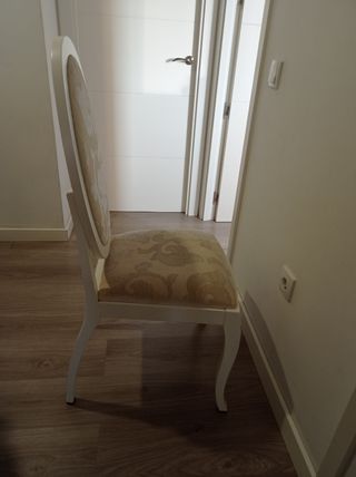 6 sillas isabelinas lacadas en blanco.