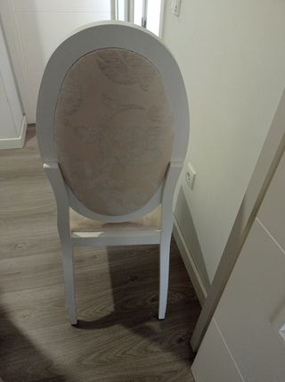 6 sillas isabelinas lacadas en blanco.