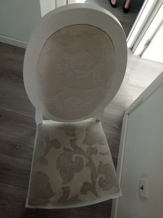 6 sillas isabelinas lacadas en blanco.