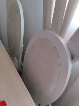 6 sillas isabelinas lacadas en blanco.