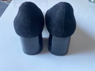 Zapatos tacón negros.