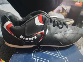 botas de fútbol negras 