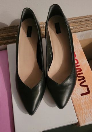 Zapato negro de salón