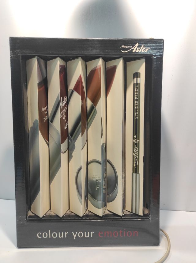 Cartel Giratorio Margaret Astor