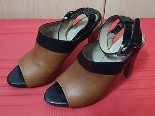 Zapato de tacón en piel de color marrón y negro