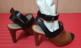 Zapato de tacón en piel de color marrón y negro