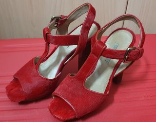 Zapato de tacón rojo de pelo de potro