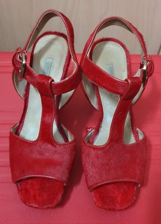 Zapato de tacón rojo de pelo de potro