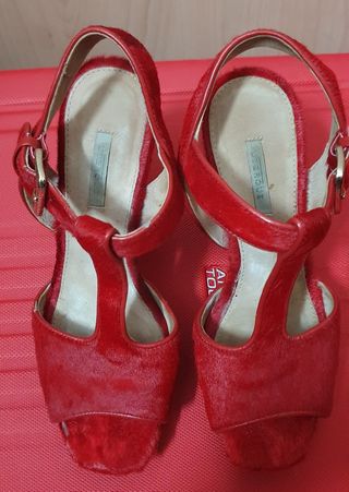 Zapato de tacón rojo de pelo de potro