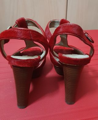 Zapato de tacón rojo de pelo de potro
