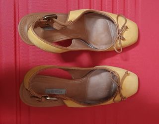 Zapato de ante amarillo