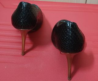 Tacones de piel negro con tacón dorado
