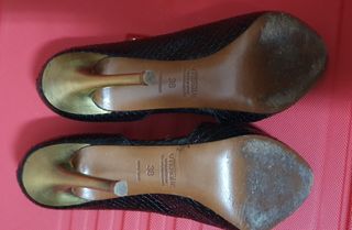 Tacones de piel negro con tacón dorado