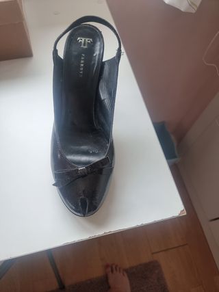 Preciosas sandalias charol negro Farrutx