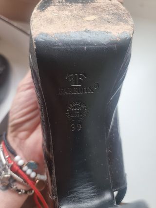 Preciosas sandalias charol negro Farrutx