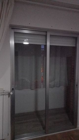 2 puertas de cristal y aluminio con persiana