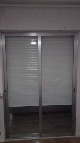 2 puertas de cristal y aluminio con persiana