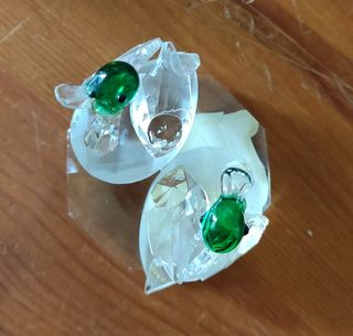 due oggetti in vetro un clawn e due cigni