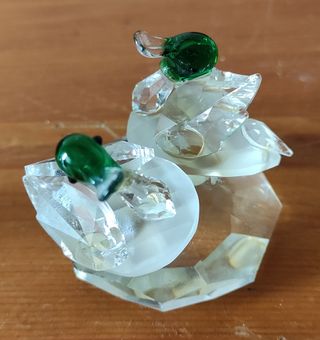 due oggetti in vetro un clawn e due cigni