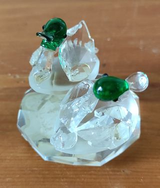 due oggetti in vetro un clawn e due cigni