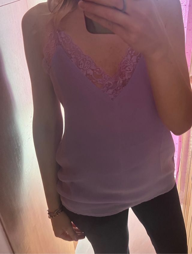 Canotta top con merletto lilla sottogiacca