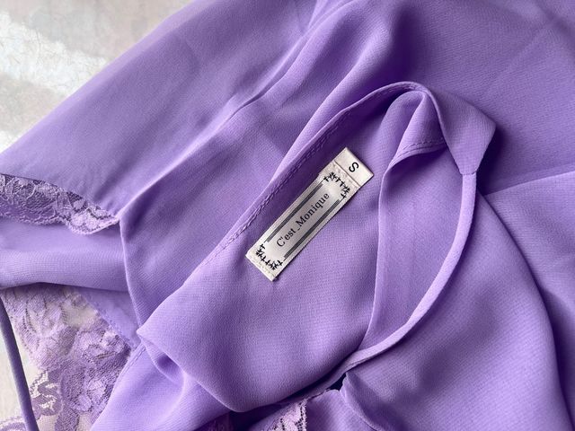 Canotta top con merletto lilla sottogiacca