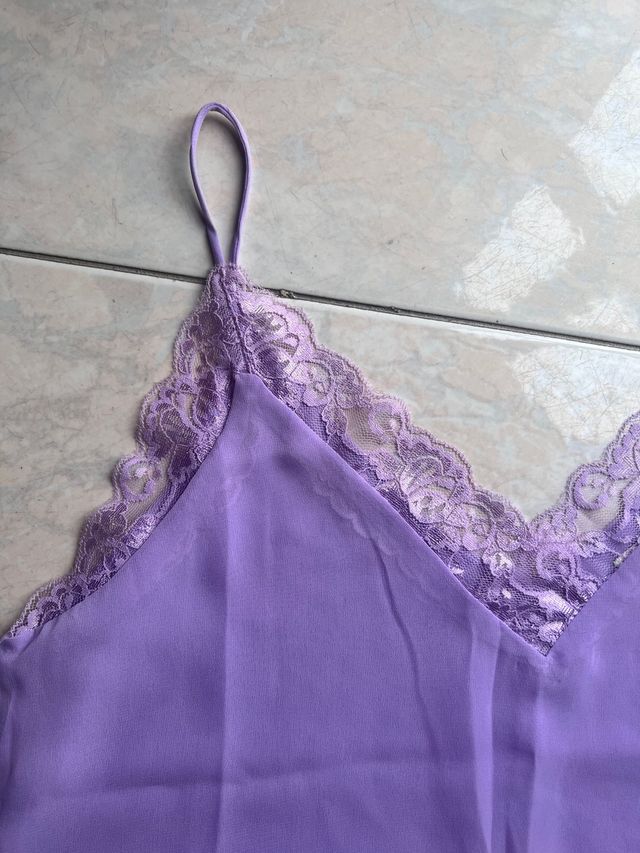 Canotta top con merletto lilla sottogiacca