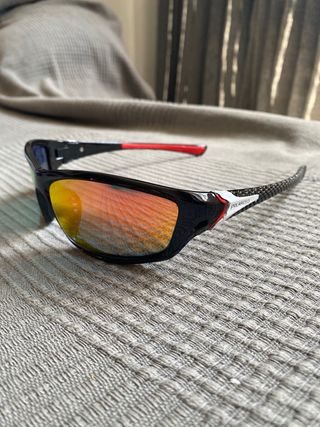 Gafas polarizadas rojas y negras