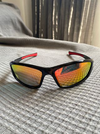 Gafas polarizadas rojas y negras