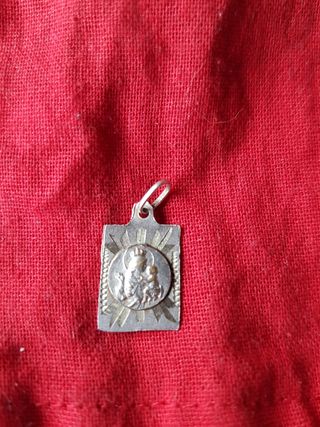 Muy antigua medalla religiosa de plata artesana
