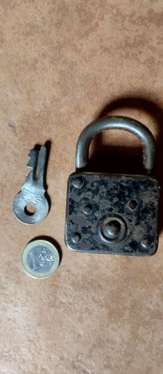 candado muy antiguo.la descripción son las fotos