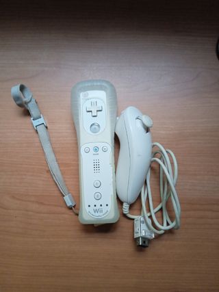 Wii con dos mandos, 2 nunchuks y el wii sports