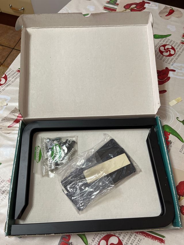 Escuadras color negro ajustables, Nuevas.