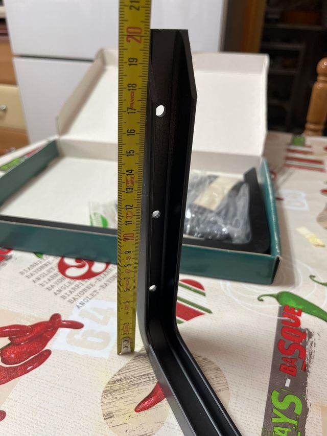 Escuadras color negro ajustables, Nuevas.