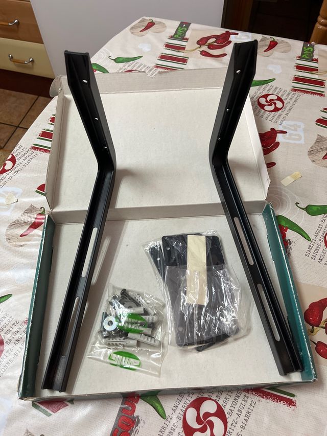 Escuadras color negro ajustables, Nuevas.