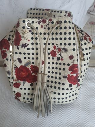Mochila lunares y flores, una sola puesta.