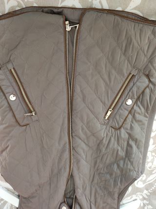 Chaleco color verde militar. Impecable 