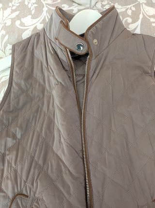 Chaleco color verde militar. Impecable 