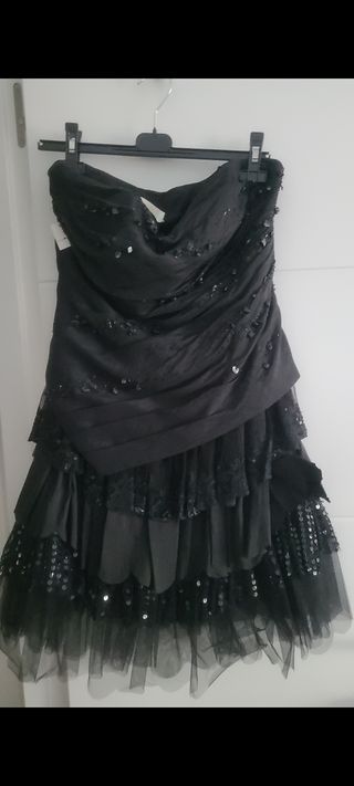 vestido negro con accesorios