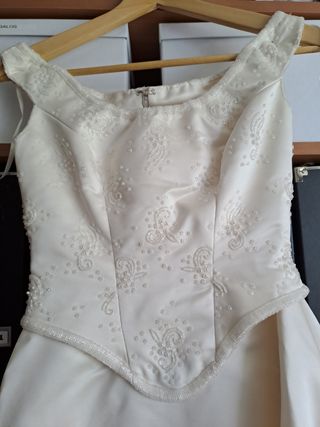 Vestido de novia, con corpiño y bordado de cristal