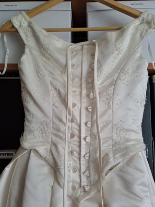 Vestido de novia, con corpiño y bordado de cristal