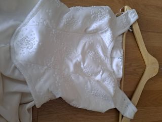 Vestido de novia, con corpiño y bordado de cristal