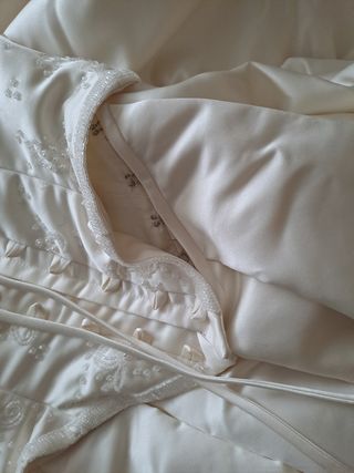 Vestido de novia, con corpiño y bordado de cristal