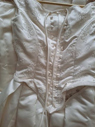 Vestido de novia, con corpiño y bordado de cristal