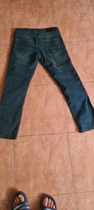 pantalón vaquero moto