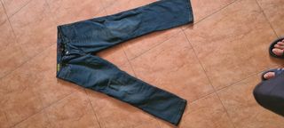 pantalón vaquero moto