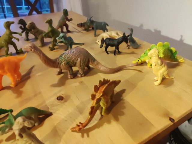 Dinosaurio de juguetes Danone y otros