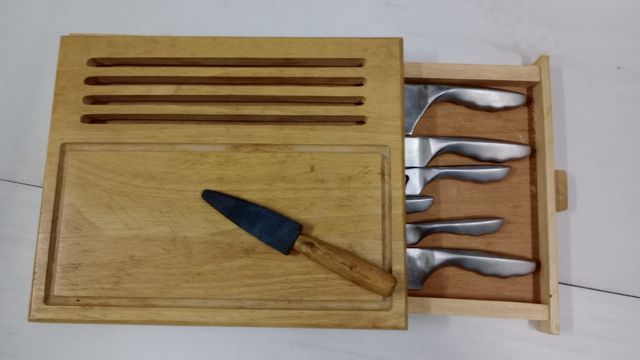 Set de Cuchillos, Tabla y Cajonera.