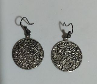 Pendientes a estrenar con luna y símbolos árabes