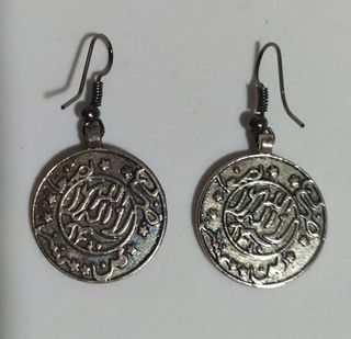 Pendientes a estrenar con luna y símbolos árabes